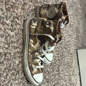 Women’s 7 Men’s 5 Camouflage High-Top Converse Sneakers
